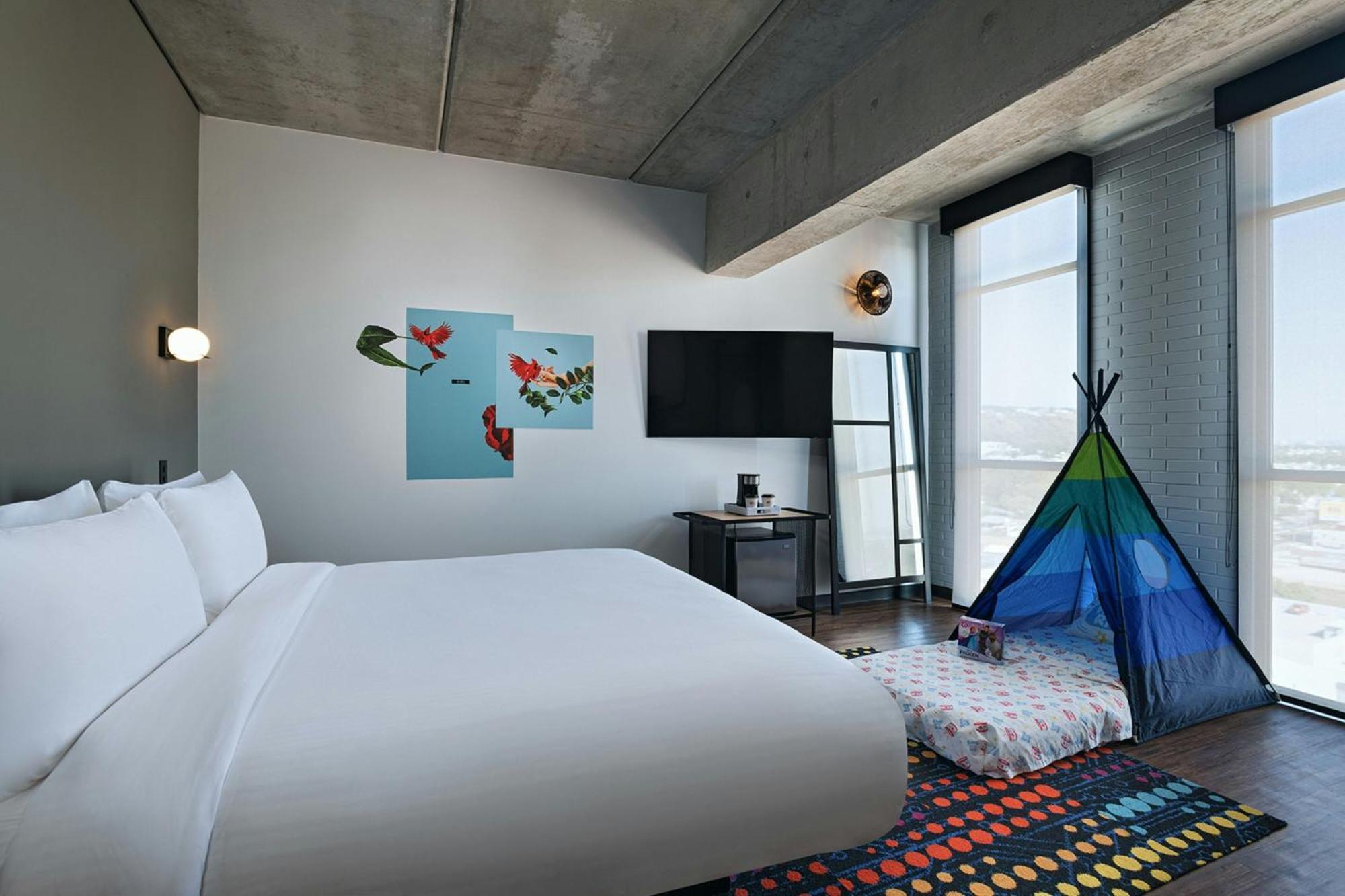 Aloft Guadalajara Sur Hotel Santa Anita  Exterior photo